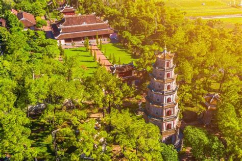 La Pagoda di Thien Mu: Una meraviglia architettonica con vista mozzafiato sul fiume Perfume!