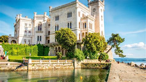 Il Castello di Miramare: Un gioiello architettonico affacciato sull'Adriatico!