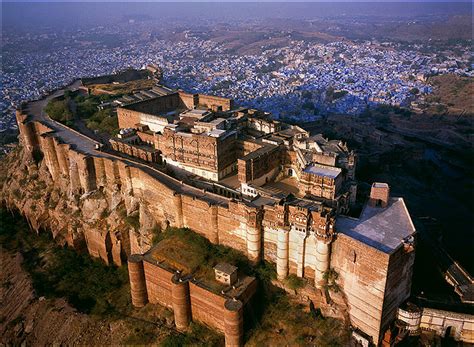  Il Forte di Mehrangarh: Un Castello Impareggiabile che Guarda Sopra la Città Blu