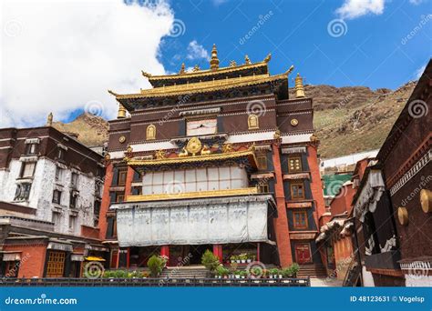 Il Monastero di Tashilhunpo: Un gioiello architettonico immerso nella storia tibetana!