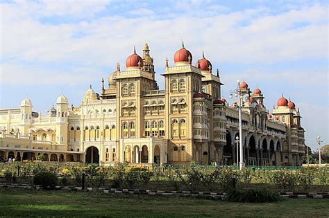  Il Palazzo di Mysore: Una meraviglia architettonica e un tesoro storico