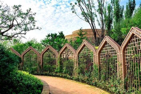  Il Parco Popolare di Urumqi: Un Giardino Incantato nel Cuore della Città!