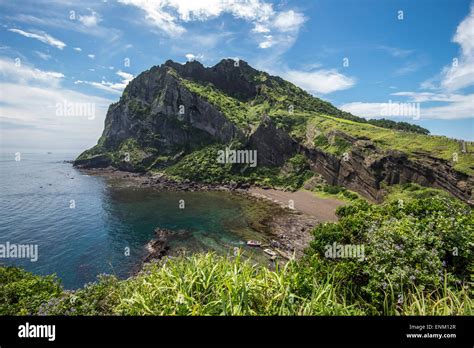 Il Seongsan Ilchulbong Peak: Un vulcano dormiente che regala tramonti mozzafiato!