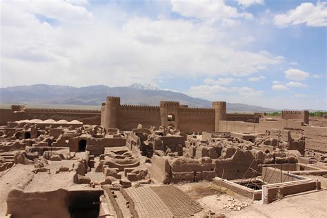  La Cittadella di Rayen: Un'antica meraviglia architettonica che sfida il tempo!