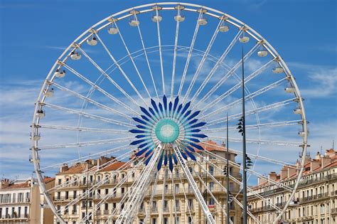 La Grande Roue: Una vista mozzafiato sulla città di Grenoble e un giro divertente per grandi e piccini!