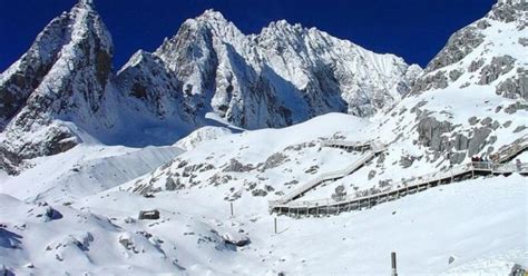  La Montagna del Drago Celeste: Uno spettacolo maestoso con viste mozzafiato!