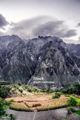 La Montagna del Drago Volante: Una Spettacolare Vista Panoramica e un Passeggio Tra la Storia!