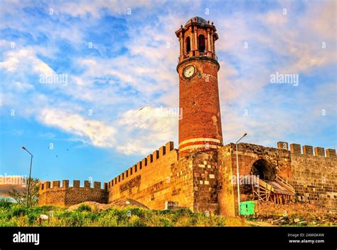 La Torre dell'Orologio di Erzurum: Un antico gioiello che racconta secoli di storia!