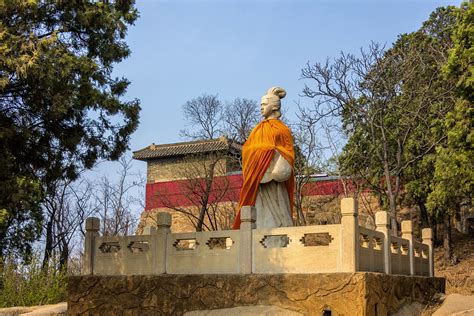 Il Mausoleo di Meng Jiang Nü: Una storia d'amore e un monumento antico da scoprire!