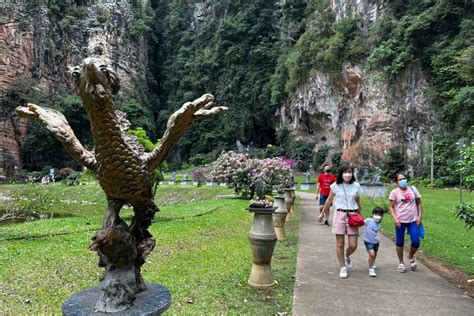 The Kek Lok Tong Cave Temple: Un Viaggio Spirituale Nella Roccia!